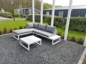 un sofá y una mesa de centro en un patio de grava en Holiday Home Vakantiehuis Ruisweg 70 by Interhome, en Wemeldinge