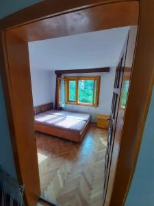 a small room with a bed and a window at Welcome to Snad in Băile Tuşnad