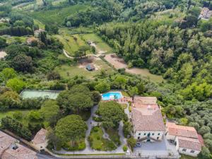 una vista aerea su un palazzo con piscina e alberi di Holiday Home Villa La Guardia Vecchia-2 by Interhome a Crespina