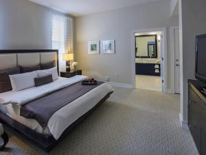 um quarto grande com uma cama grande e uma televisão em Apartment Provident Doral at The Blue-7 by Interhome em Miami