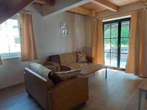 een woonkamer met een bank en een salontafel bij Holiday Home Holiday Hill 39 by Interhome in Lauterwasser +43 foto's