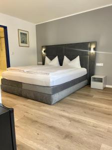 Postel nebo postele na pokoji v ubytování Hotel Wittlicher Hof