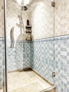 een badkamer met een douche en een glazen deur bij Magnifique appartement en plein centre ville in Kenitra