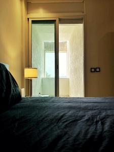 a bedroom with a large bed and a window at Magnifique appartement en plein centre ville in Kenitra