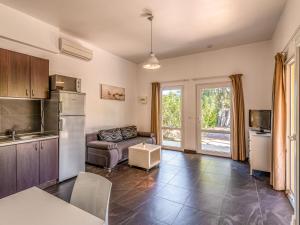 una cucina e un soggiorno con divano di Apartment Residence Marina di Favone- T2- 2-4 pers-3 by Interhome a Conca