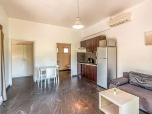 un soggiorno con divano e cucina di Apartment Residence Marina di Favone- T2- 2-4 pers-3 by Interhome a Conca Altre 25 foto