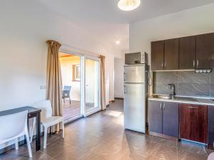 Η κουζίνα ή μικρή κουζίνα στο Apartment Residence Marina di Favone- T2- 2-4 pers-3 by Interhome
