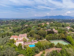 - une vue aérienne sur un domaine avec une piscine dans l'établissement Holiday Home Villa La Guardia Vecchia-1 by Interhome, à Crespina