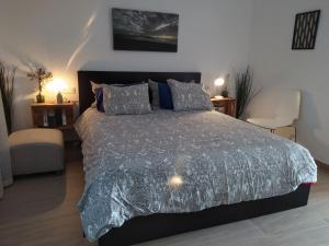 A bed or beds in a room at Aqua Apt Sunrise & Sea Views