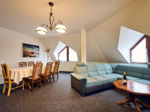 Posezení v ubytování Apartment Apartmán 611 by Interhome