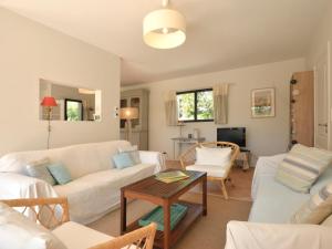 - un salon avec un canapé blanc et une table dans l'établissement Holiday Home Charme de Kerfago by Interhome, à Saint-Gildas-de-Rhuys