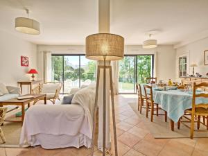 un salon avec un lit et une salle à manger dans l'établissement Holiday Home Charme de Kerfago by Interhome, à Saint-Gildas-de-Rhuys