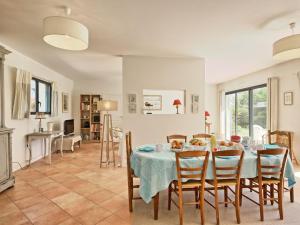 une cuisine et une salle à manger avec une table et des chaises dans l'établissement Holiday Home Charme de Kerfago by Interhome, à Saint-Gildas-de-Rhuys