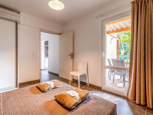 1 dormitorio con cama y ventana grande en Apartment Marina di Favone-4 by Interhome, en Conca