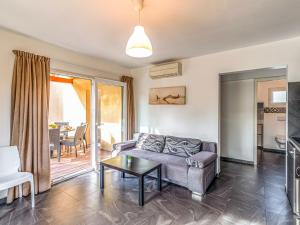 sala de estar con sofá y mesa en Apartment Marina di Favone-4 by Interhome, en Conca