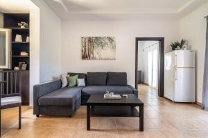 uma sala de estar com um sofá e uma mesa em Ceronia Renovated House near the Beach em Palaiokastro