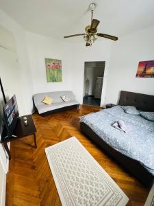 Habitación con 2 camas y ventilador de techo. en Unirii Downtown Apartment, en Bucarest