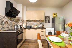 eine Küche mit einem Holztisch und einem Esszimmer in der Unterkunft Apartment Obelix / Kapana / Center Private Parking in Plowdiw