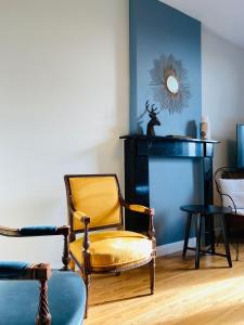 特納維耶的住宿－L'Aubier，客厅配有椅子和镜子