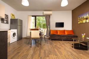 ein Wohnzimmer mit einem Sofa und einem Tisch in der Unterkunft Apartment Obelix / Kapana / Center Private Parking in Plowdiw