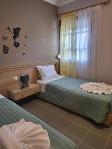 Postel nebo postele na pokoji v ubytování Roumeliotis house