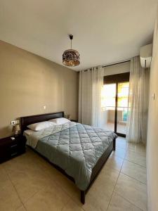 カリテア・ハルキディキにあるEmiliya Mの大きなベッドと大きな窓のある寝室