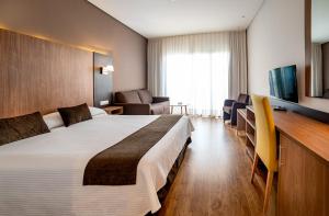 Postel nebo postele na pokoji v ubytování Albir Playa Hotel & Spa