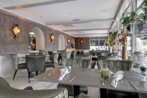 a restaurant with tables and chairs in a room at Het Rechthuis in Uithoorn +32 photos