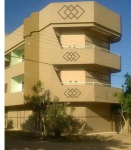 a building with a geometric design on the side of it at Pousada encasa in São Mateus