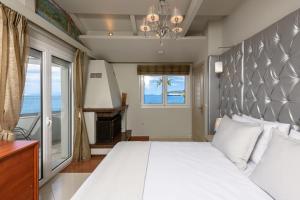 Ένα ή περισσότερα κρεβάτια σε δωμάτιο στο Tarsanas Studios +86 φωτογραφίες