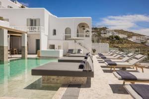 A piscina localizada em Grace Mykonos ou nos arredores