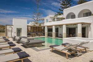 une image d'une villa avec une piscine dans l'établissement Grace Mykonos, à Agios Stefanos
