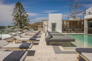 A piscina localizada em Grace Mykonos ou nos arredores