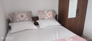 Postel nebo postele na pokoji v ubytování Kailash Guest Home