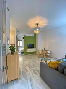 Televízia a/alebo spoločenská miestnosť v ubytovaní TRIANA EXCLUSIVE con terraza privada