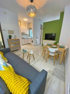 Televízia a/alebo spoločenská miestnosť v ubytovaní TRIANA EXCLUSIVE con terraza privada
