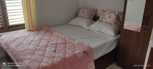 Postel nebo postele na pokoji v ubytování Kailash Guest Home