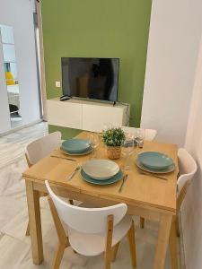 Televízia a/alebo spoločenská miestnosť v ubytovaní TRIANA EXCLUSIVE con terraza privada