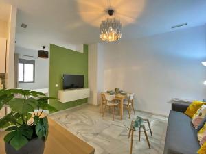 Televízia a/alebo spoločenská miestnosť v ubytovaní TRIANA EXCLUSIVE con terraza privada