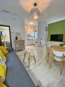 Televízia a/alebo spoločenská miestnosť v ubytovaní TRIANA EXCLUSIVE con terraza privada