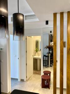 Una sala de estar con una mesa y un espejo. en Mar Jonica, 1 A2, en Denia