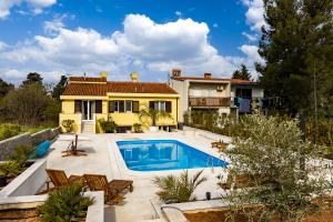 una villa con piscina y una casa en Holiday Home PUNAT OASIS with breathtaking Sunset & Sea View, en Punat
