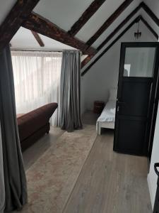 uma sala de estar com um sofá e um espelho em Casa Dorin em Orşova
