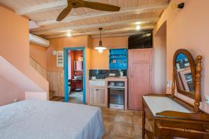 Η κουζίνα ή μικρή κουζίνα στο Rastoni Hotel Aegina