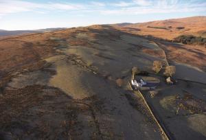 une vue aérienne d'un champ avec un camion dans l'établissement Corriedow, à Thornhill