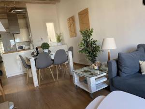 ein Wohnzimmer mit einem blauen Sofa und einem Tisch in der Unterkunft Fantastico Tarragona Corsini Apartment-1, en el centro con parking in Tarragona