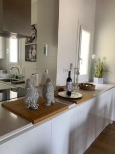 a kitchen with a counter with two bottles of wine at Fantastico Tarragona Corsini Apartment-1, en el centro con parking in Tarragona