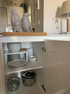 a kitchen with two statues of cats on a shelf at Fantastico Tarragona Corsini Apartment-1, en el centro con parking in Tarragona