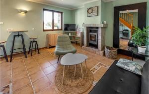 - un salon avec un canapé et une cheminée dans l'établissement 1 Bedroom Beautiful Home In Lannanou, à Lannéanou