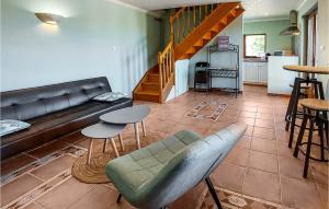 - un salon avec un canapé, une table et des chaises dans l'établissement 1 Bedroom Beautiful Home In Lannanou, à Lannéanou